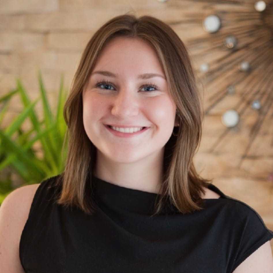 Portrait of Arielle Hohman, a professional stylist at Studio Raw Elite, showcasing their expertise and style.